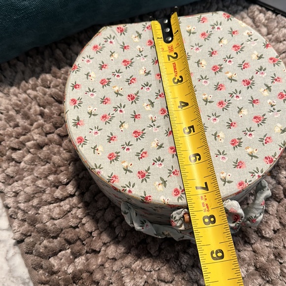 DOLL in a suitcase box with a set of dresses - Picture 14 of 15